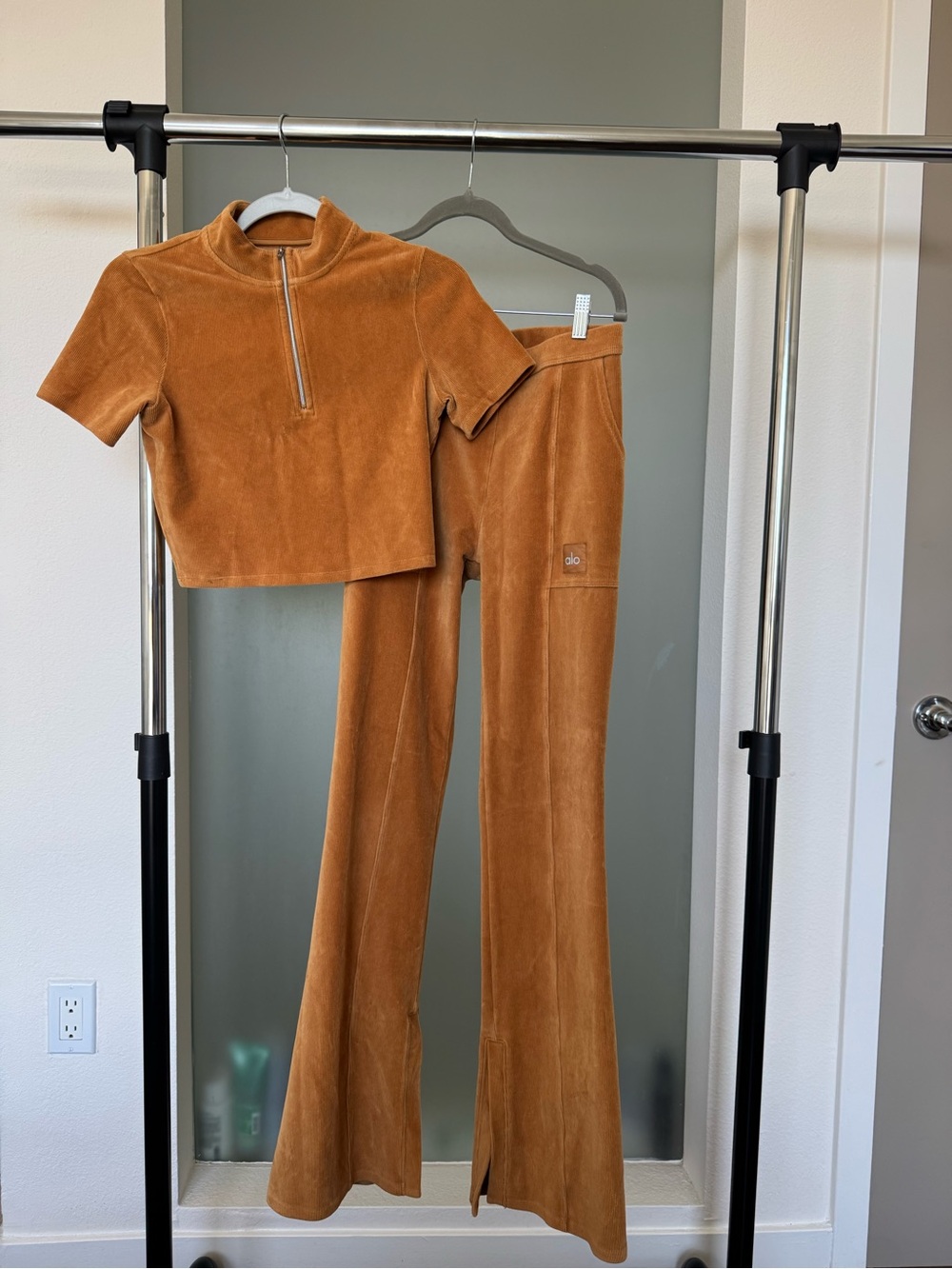 Alo Yoga Micro Corduroy 2 Piece Set Toffee Flare Pants Crop Top S - Picture 5 of 12